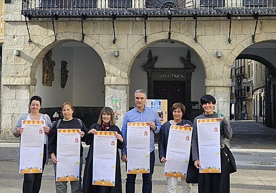 Representantes municipales y del sector Servicios, en la presentación.