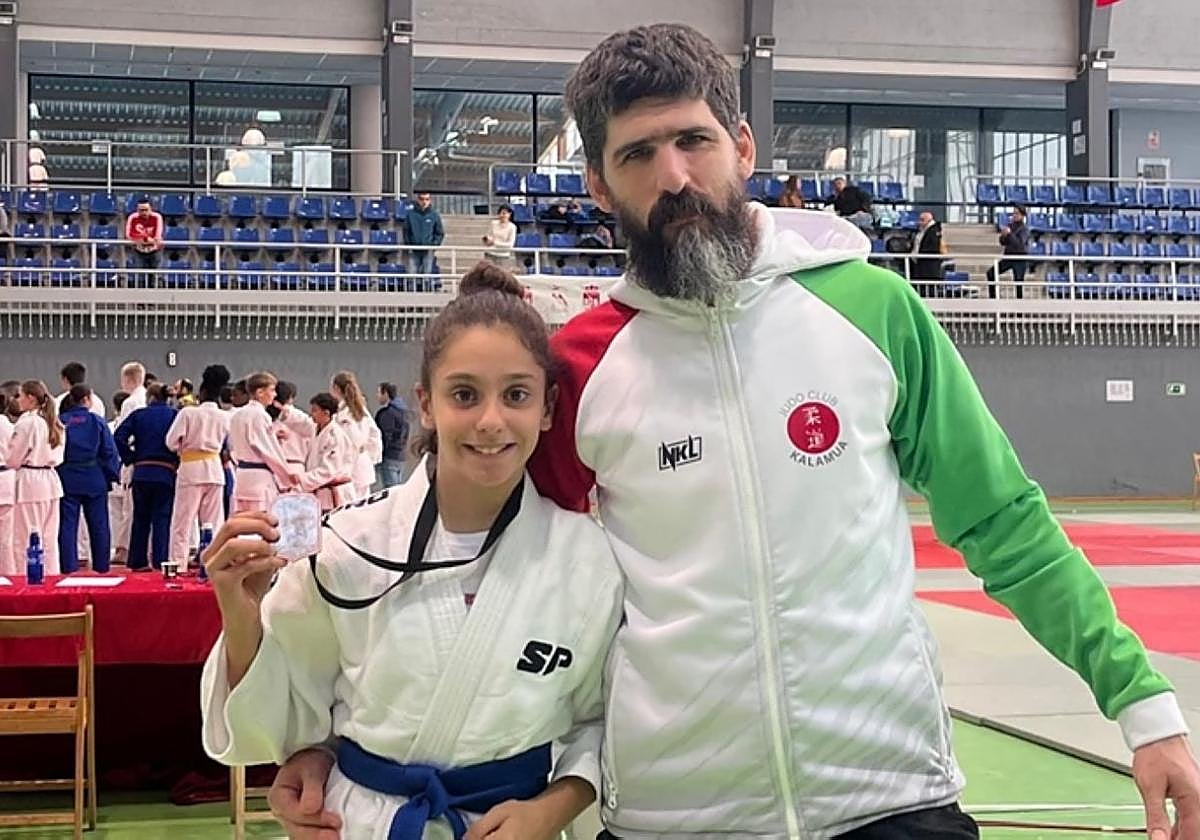 Uxue Gutiérrez con su medalla en el Torneo de Amurrio.