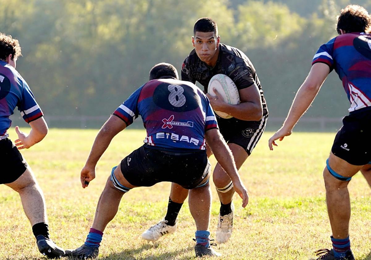 Alejandro Lasa enfrentándose a la defensa rival.