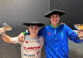 La dupla cadete del CDE formada por Gil y Amillategi conquistó la txapela del Campeonato de mano parejas de Gipuzkoa en Oiartzun.