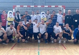 Las plantillas del Soraluce BKE y Ordizia hicieron un guiño a Novembergara tras el partido en el 'poli' de la primera provincial.