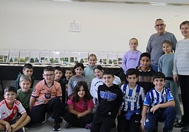 Kepa Zabalegi eta Eli Alkorta astean zehar erakusketara gerturatu den Izarraizpe ikastolako ikasle talde batekin.