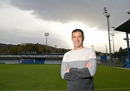 Mikel Labaka posa en Garmendipe, el campo de fútbol de su Azpeitia natal.