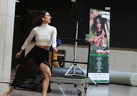 Garazi Egiguren, en un momento del espectáculo 'Zuloa' que inauguró ayer LABO XL.