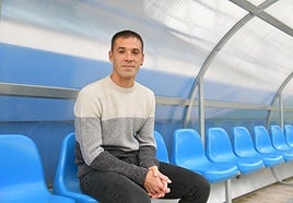 Mikel Labaka, sentado en el banquillo de Garmendipe.