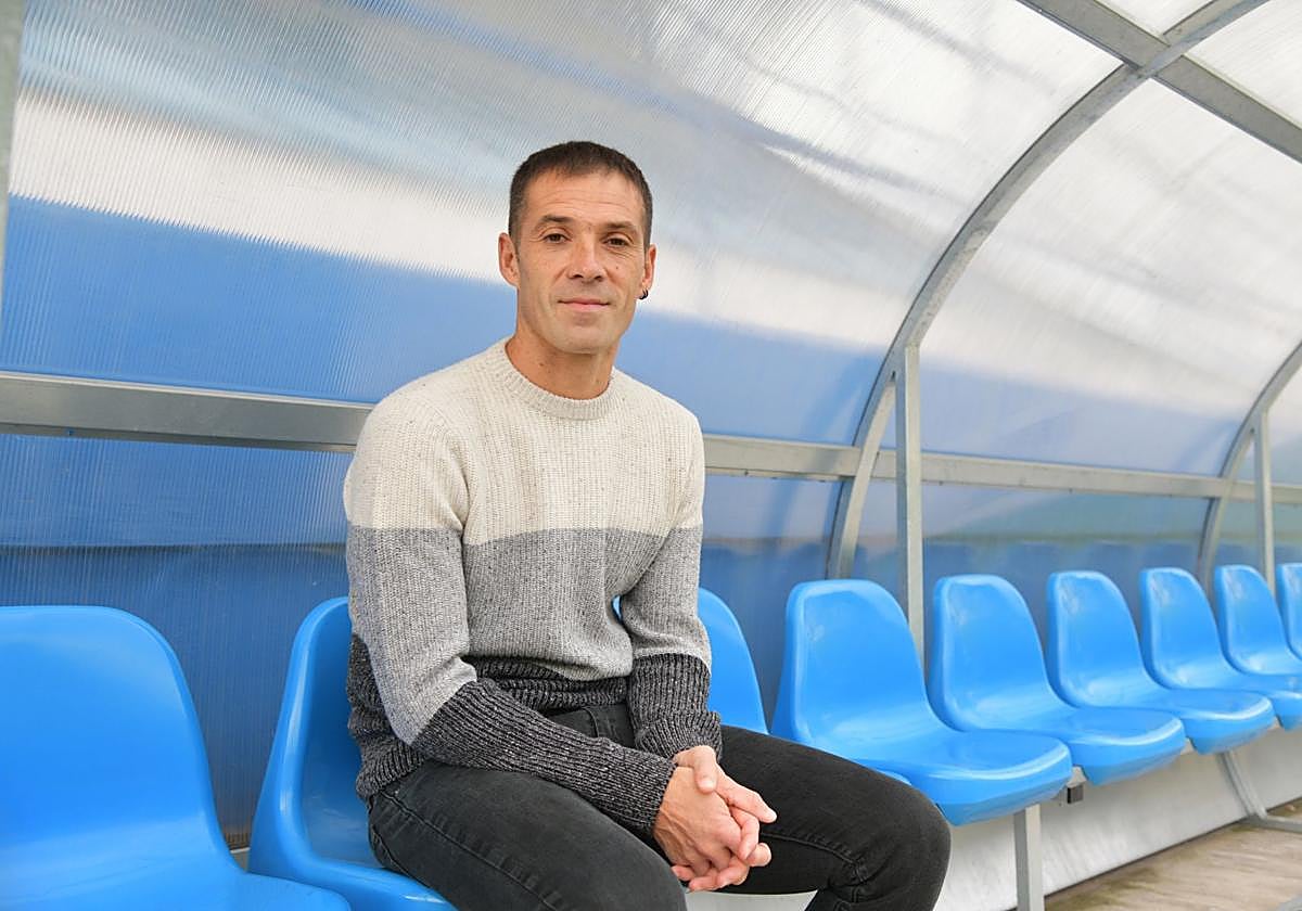 Mikel Labaka, sentado en el banquillo de Garmendipe.