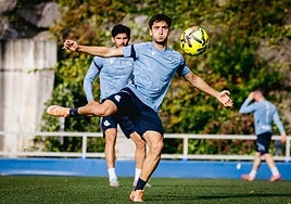 Gorrotxategi prueba el disparo junto a Guedes en el entrenamiento del jueves