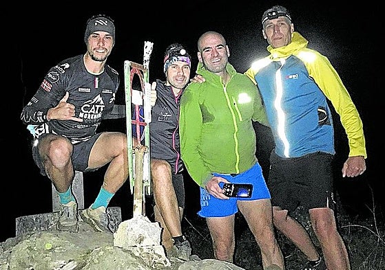 Iban, con sudadera verde, tras completar una de las ascensiones nocturnas junto a tres acompañantes, en la cima de Karakate.