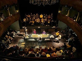 La obra tiene una propuesta escénica basada en la propia de una sala de vistas.