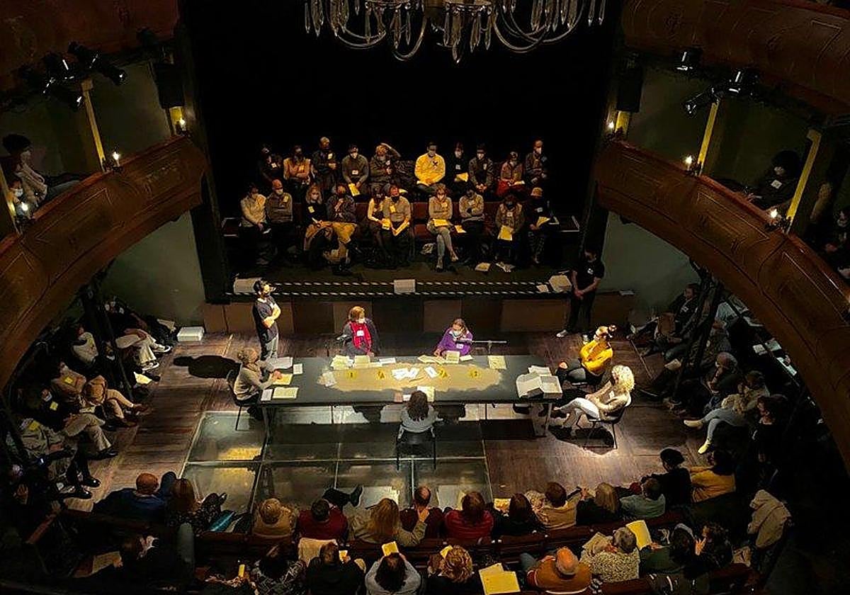 La obra tiene una propuesta escénica basada en la propia de una sala de vistas.