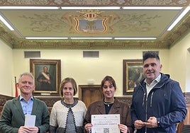 Los alcaldes Jon Luqui y Mikel Serrano junto a componentes de Bi-Tartean en la presentación realizada este jueves, en Urretxu.