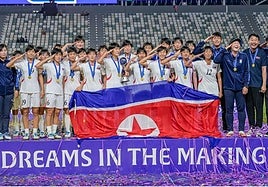 Las jugadoras de Corea del Norte celebran el Mundial Sub-17 haciendo el saludo militar.