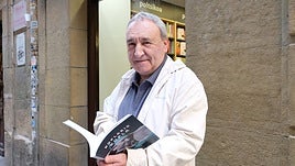 Xabier Berasaluze 'Leturia' ostegun honetan Donostian, liburua eskuetan duela.