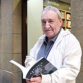 Xabier Berasaluze 'Leturia' ostegun honetan Donostian, liburua eskuetan duela.