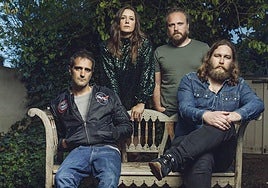 Los miembros de la banda madrileña en una imagen promocional de su cuarto álbum de estudio.