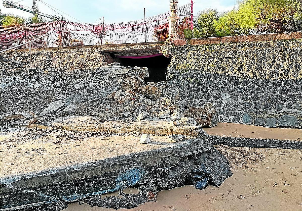 Las escaleras de la playa de Ondarreta, destrozadas por el mar la semana pasada, fueron ayer demolidas en el marco de los trabajos que se vienen realizando esta semana para asegurar provisionalmente el muro de costa. El Ayuntamiento comprobó que el terreno bajo el paseo está hueco y estudia qué medidas adoptar para mantener la seguridad de la zona.
