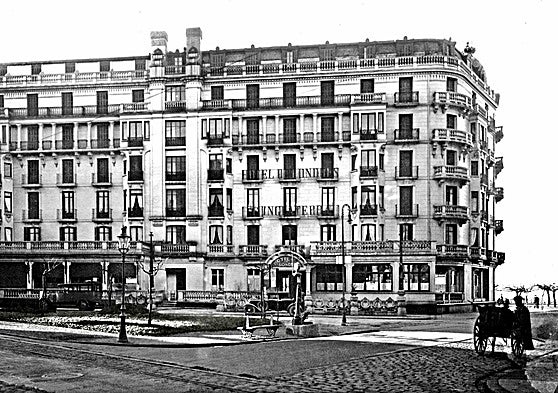 La placita del hotel de Londres y sus diferentes reformas