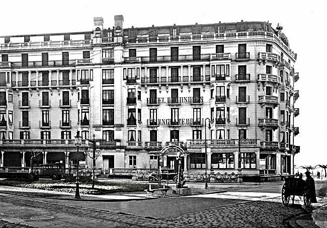 1930. La plazoleta del Londres con jardines y gasolinera.
