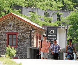 Visitantes recorren Arditurri en una salida anterior.
