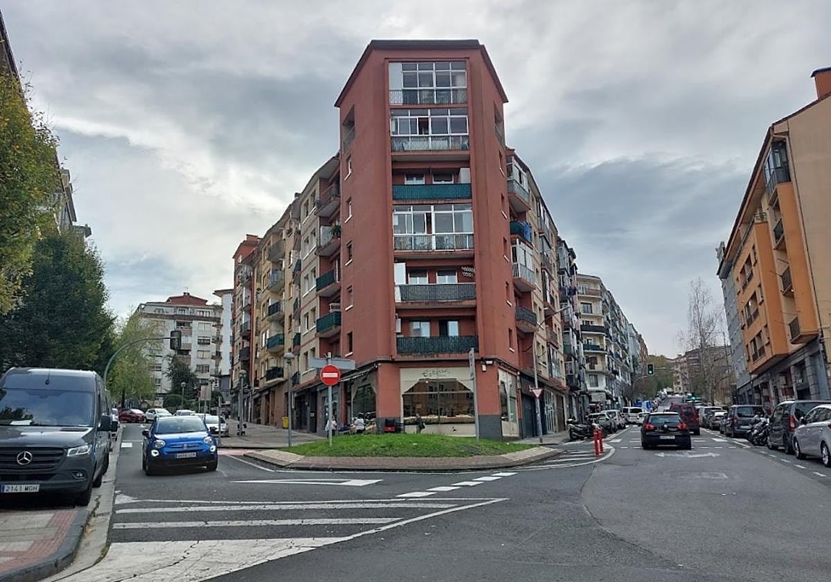 Isleta. Uno de los puntos por los que no pueden pasar los autobuses articulados es porla zona de Frutas Ezkerro, en Hernani.