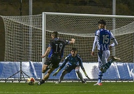 Jon Sorazu ante el guardameta rival para marcar el 1-2.