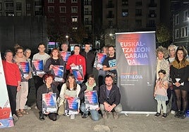 Los participantes en la comparecencia celebrada a últimas horas de la tarde del miércoles en la plaza Biteri de Pasai Antxo.