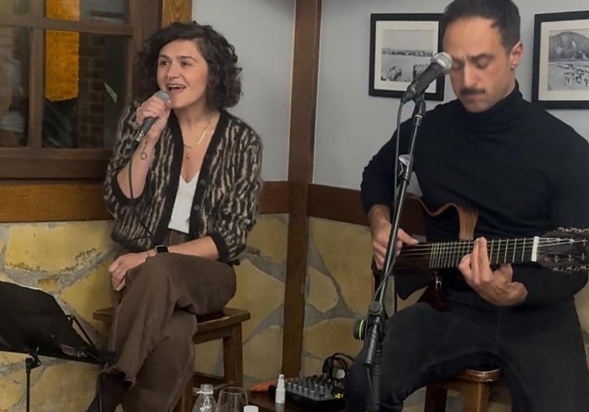 El dúo donostiarra Szamana actuó el pasado viernes en Itxas-Lur taberna