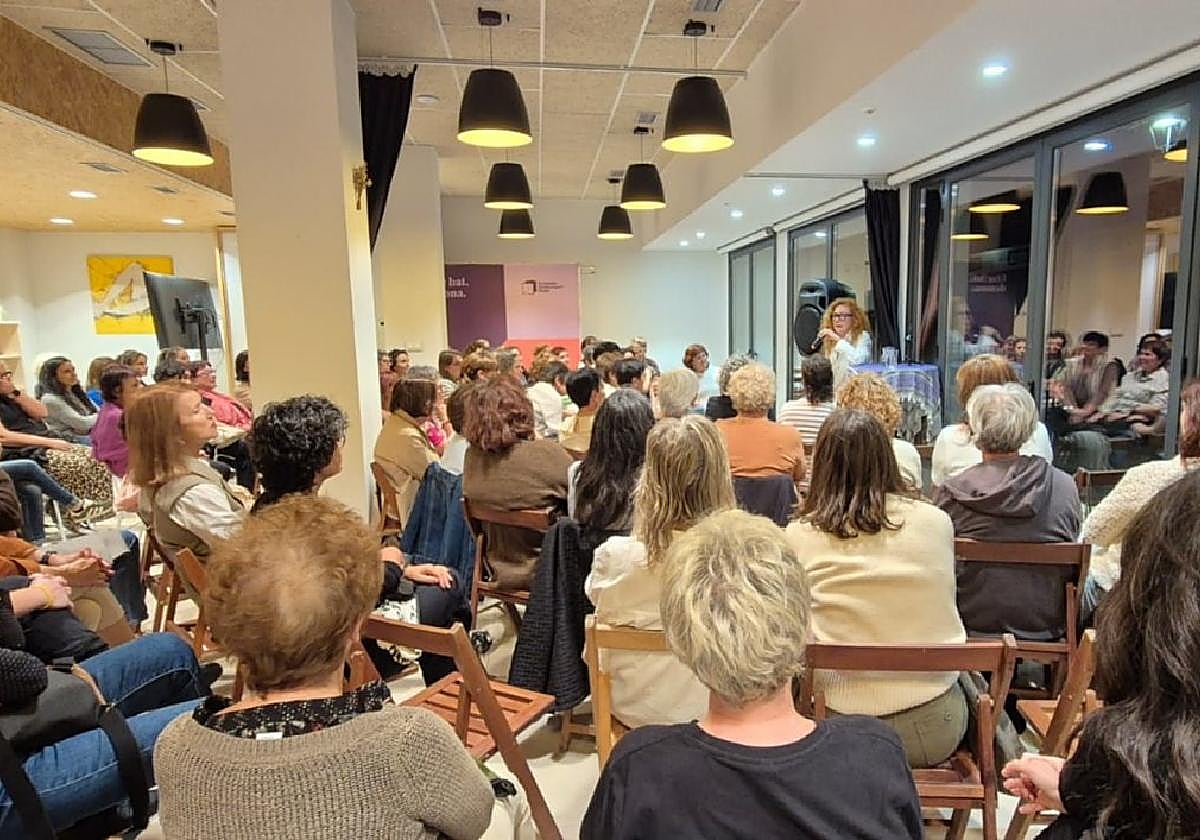 Gran expectación en la charla ofrecida por Cristina Fallarás