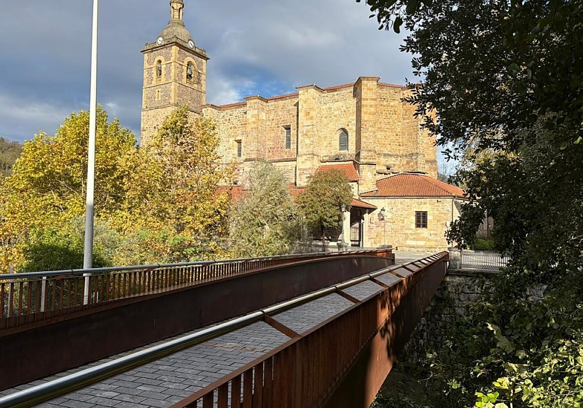 El puente, instalado a finales del año 2023, ha abierto una nueva vía de acceso al centro de la villa.