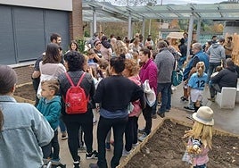 Alumnos de Elizalde Herri Eskola y sus familias en un acto celebrado recientemente en las instalaciones escolares.