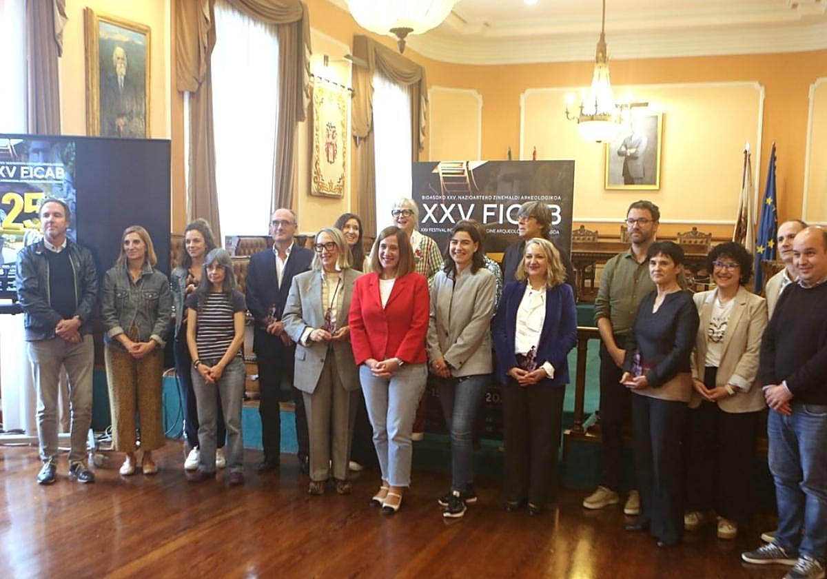Representantes institucionales y participantes en el encuentro durante la recepción que acogió este jueves el Ayuntamiento.