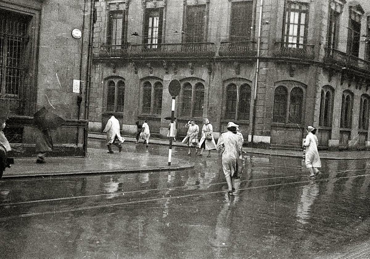Escapando de la lluvia hace 75 años.