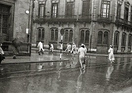 Escapando de la lluvia hace 75 años.