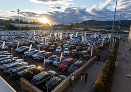 El sol se ponía en Ficoba y los asistentes llegaban a Ficoauto atraídos por la gran oferta de vehículos.
