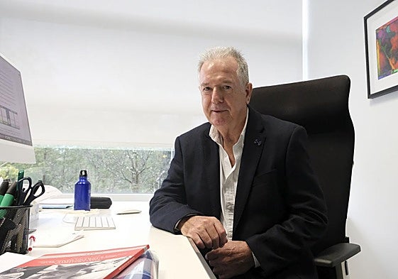 El director científico del BCBL, Manuel Carreiras, posa en su despacho.