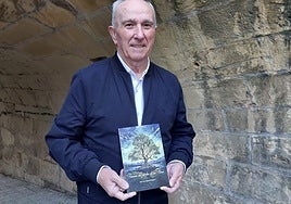 Insausti posa junto a su libro 'Poemas del jardín de mi Alma' en Mikelazulo.