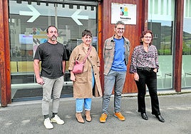 Representantes de Lanbide, ayuntamientos de la comarca y Tolosaldea Garatzen, tras la rueda de prensa este viernes.