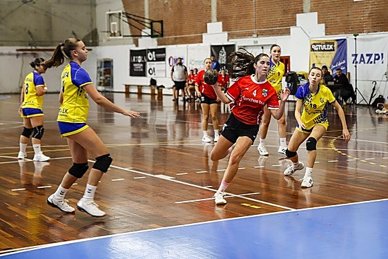 Ane Kortaxanera, jugadora del Urnieta Lanchas Bus.