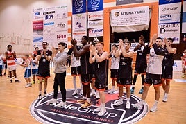 Jugadores y técnicos del Biele ISB aplauden al público tras disputar un encuentro.