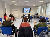 Un grupo de pacientes participa en uno de los talleres de Osakidetza.