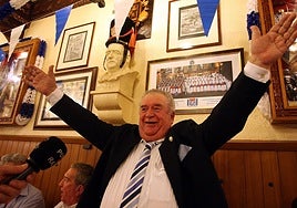 José Antonio Salas, feliz tras recibir el Barril de Oro de Gaztelubide en 2010.