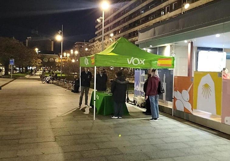 Stand de Vox colocado en el Paseo Colón de Irun este viernes.