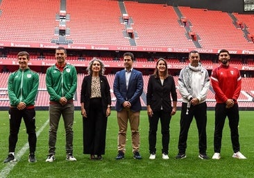 Foto de familia en la presentación del partido entre Euskal Selekzioa y Palestina