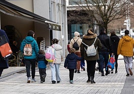 Familias pasean por el barrio Palmera-Montero de Irun.