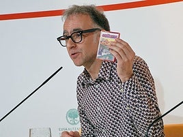 Harkaitz Cano idazleak Bilbon ostiral honetan antolatu den jardunaldian parte hartu du.