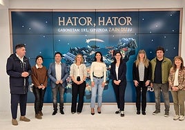 Los alcaldes de varios municipios del territorio junto a la diputada en la presentación de la campaña.