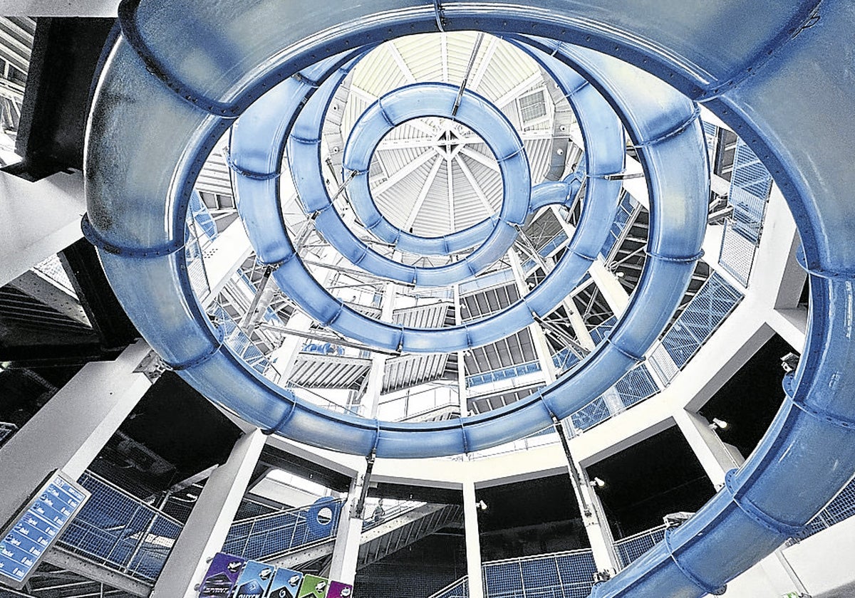 Aquascope. La otra parte del parque acuático ofrece múltiples toboganes en zona cubierta y piscinas exteriores.