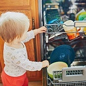 Los pediatras alertan sobre un componente de los lavavajillas relacionado con el aumento de alergias en los niños