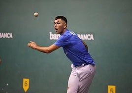 Eñaut Lizeaga se lanza al saque en un partido del torneo.