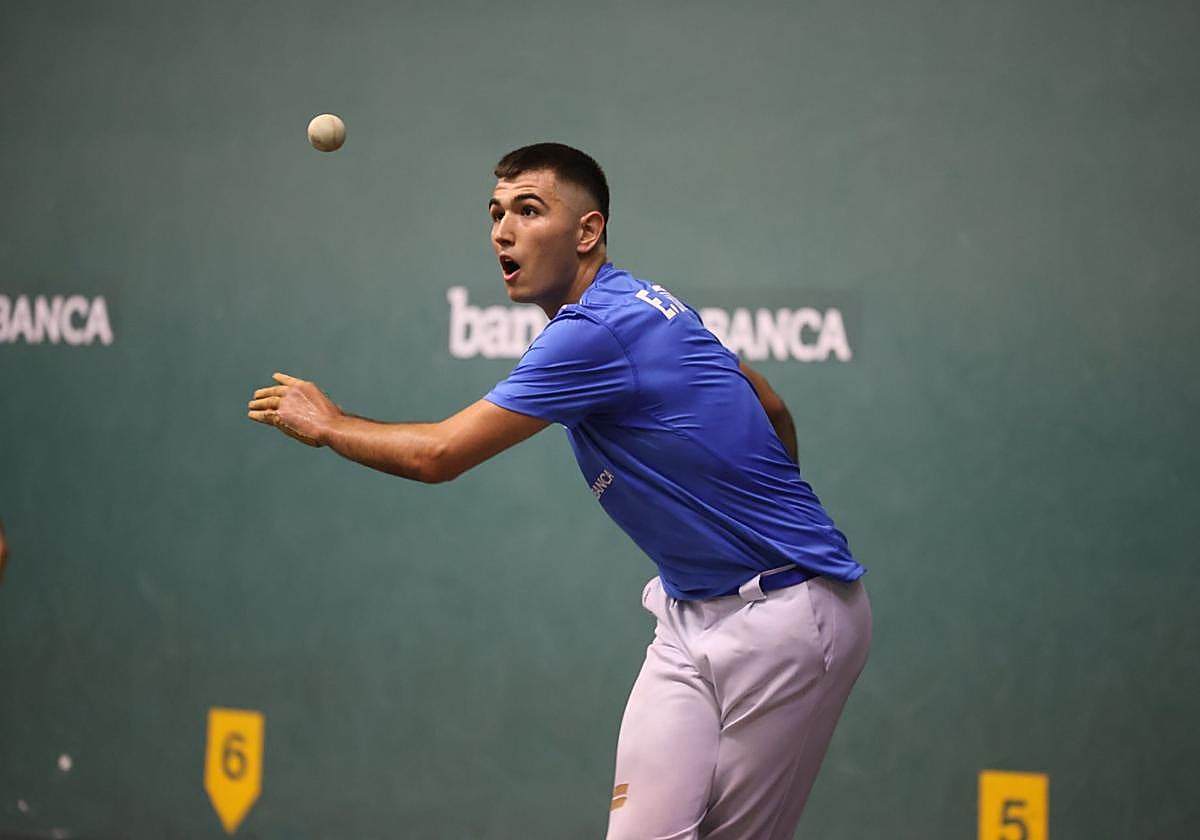 Eñaut Lizeaga se lanza al saque en un partido del torneo.